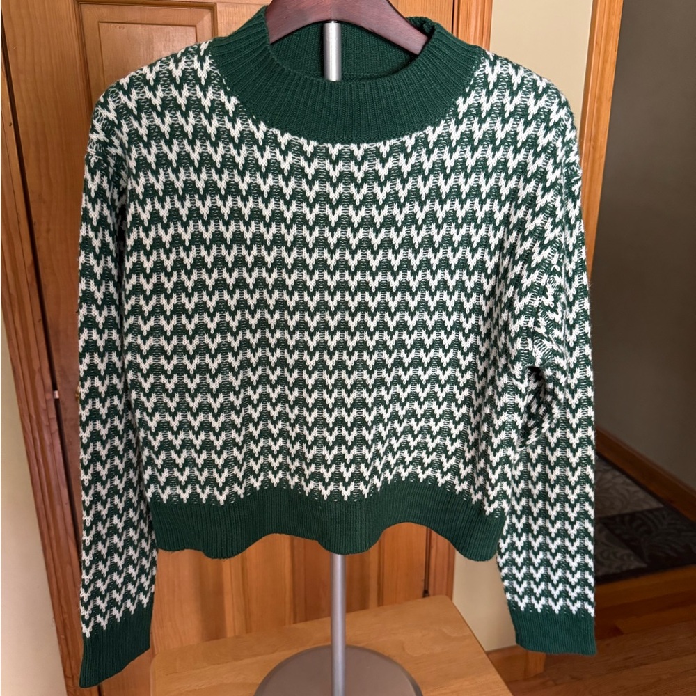SHEIN Green and White Crew Neck Sweater with Chevron Pattern
